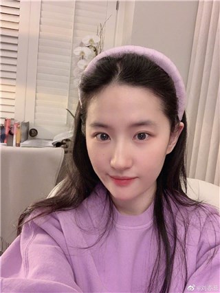 刘亦菲宅在家素颜自拍嫩出水 网友：拍照技术进步了！