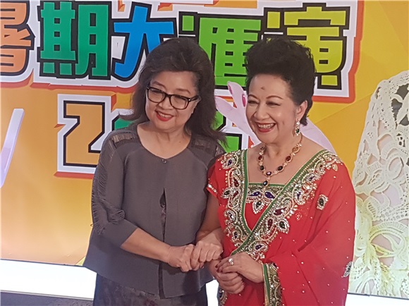 薜家燕出席艺术中心暑期大汇演
徐小鳯
现身支持