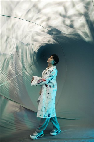 吴青峰跨国共创再一桩，合作乐坛传奇人物洛大众温莱特！