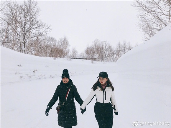 Angelababy晒与妈妈合照 花样秀团圆传递孝亲正能量