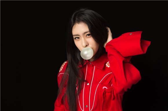 张碧晨《自饰者》:透视「进击女帝」的音乐底色