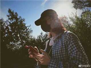 倪妮格子长衫配黑色吊带超随性 红墙光影下赏心悦目