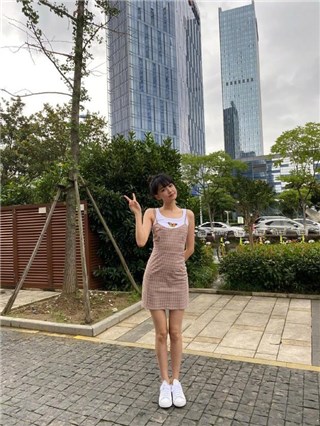 170身高萝莉脸的孙怡甜美似少女     秀直角肩大长腿惹人羡