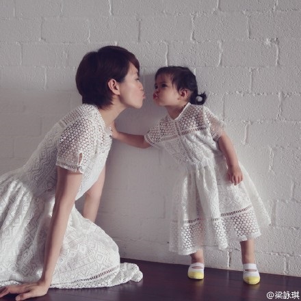 梁咏琪与女儿的母女装 Sofia混血脸孔萌翻天