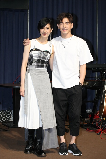 赖雅妍举办公益演唱会总彩张立昂送上三宝