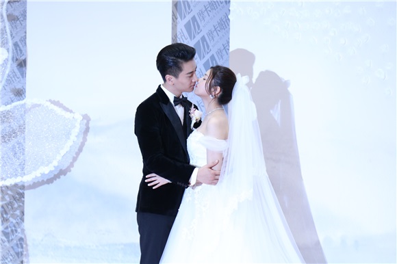 〈Yes北京现场〉陈妍希婚纱与陈晓甜蜜亮相 林依晨、郑元畅等人到场祝福
