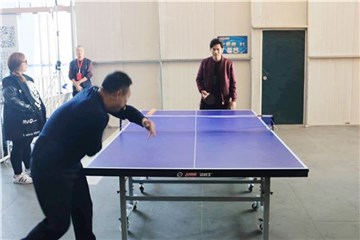 刘国梁和周杰伦切磋球技
