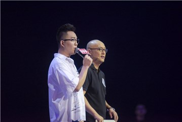 电台主播一人分饰三角表演配音