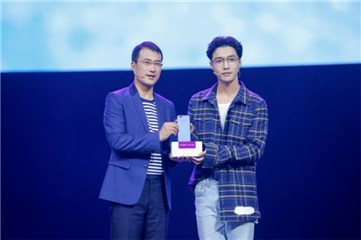 张艺兴与华为消费者业务手机产品线总裁何刚合影