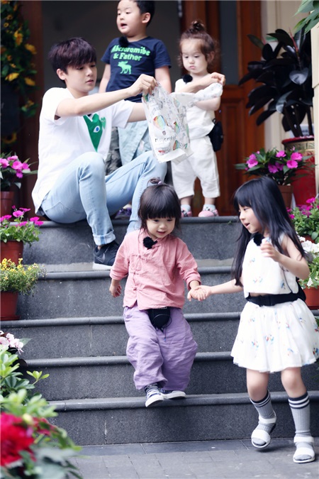 侯明昊演绎全能美少年 完美霸屏暑期综艺档
