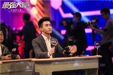 “脑王”热门人选何猷君在比赛中