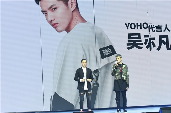 吴亦凡Vetements长卫衣+迷彩外套帅爆 余文乐全身牛仔搭军绿夹克成熟大气