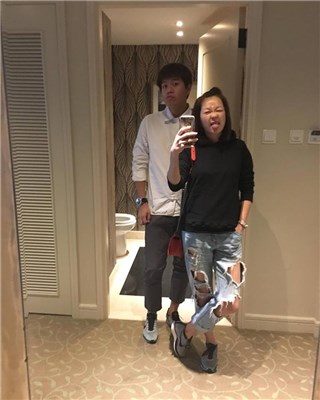 六月要网友找亮点 没想到竟是背锅铲!?