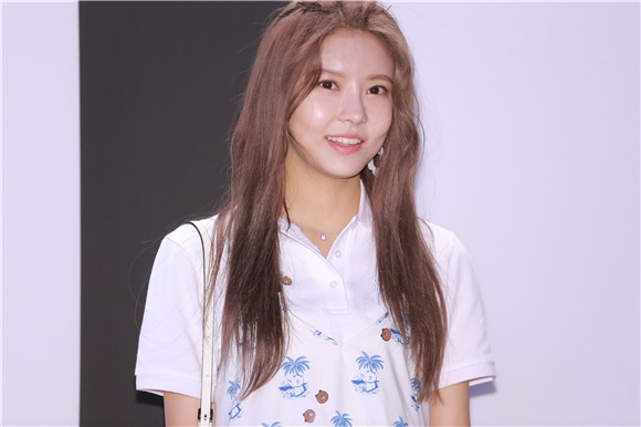 少女时代秀英、SISTAR宝拉、HIGHLIGHT尹斗俊、龙俊亨、gu9udan娜英等出《PUSHBUTTON X LINE FRIENDS》时装周