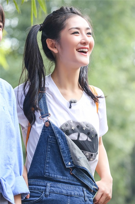 谢娜化身厨娘招架熊猫？ 成都大秀惊艳众人