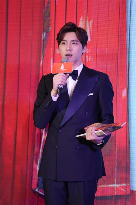 李易峰获新锐榜「年度艺人」 称会做好演员本职