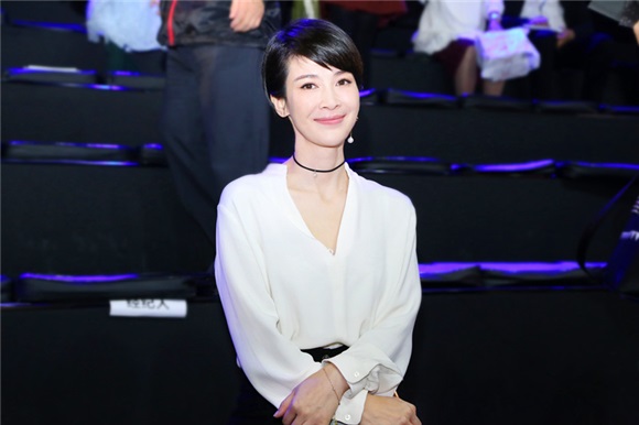 童蕾现身时装周 黑白搭配简约帅气
