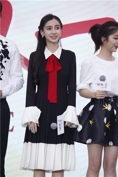 Angelababy与井柏然借位拥吻比爱心 呲牙咧嘴小表情不断一脸暧昧