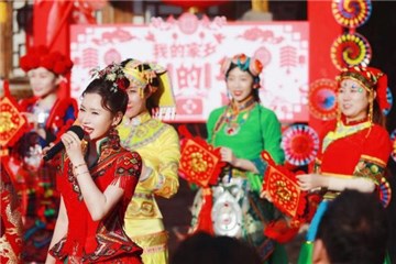 哪里来的红衣仙子？青年歌唱家邓超予带你庆新春！