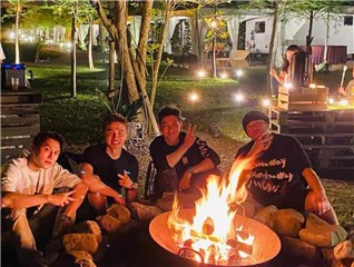 周杰伦疯露营！揪3大不老男神齐同框　超狂人脉果然是“周董”