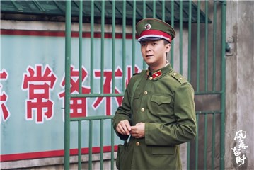 康宁身着军装门前微笑