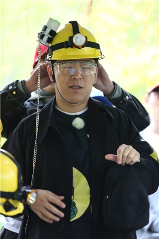 “智囊团”成员为黄渤整理着装