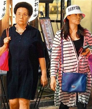 伊能静与婆婆上街买买买 素颜出镜显疲惫