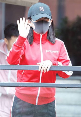谢娜运动衣活力十足