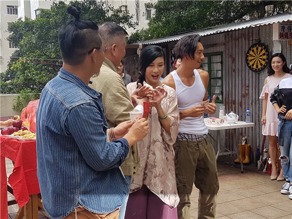 万梓良、吴家丽、张继聪、白只等电影《》今晚打丧尸》举行开镜拜神仪式