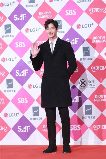 2016sbs演技大赏举行 朴信惠、李准基、IU、李敏镐等出席红毯