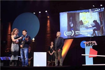 《摇摇晃晃的人间》导演范俭上台领奖
