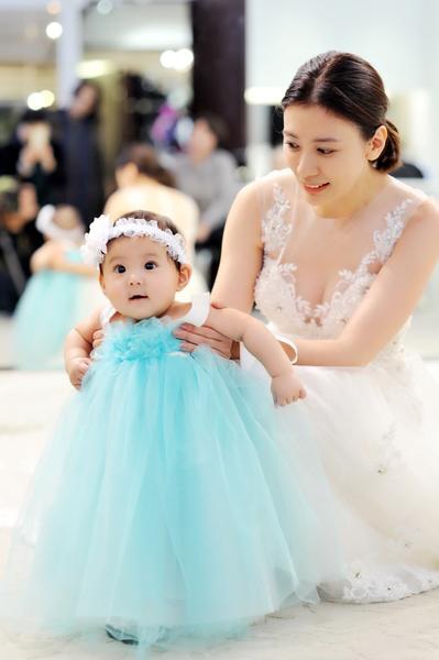 贾静雯咘咘试亲子婚纱 大小公主美呆众人