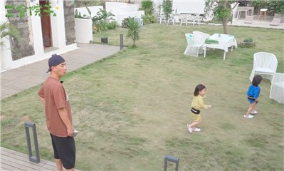 陈小春主动担起“看孩子”的任务