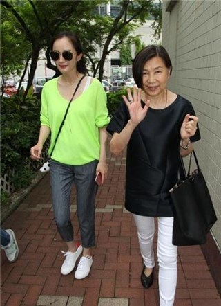 杨幂回港照顾女儿 与婆婆接送小糯米上下学