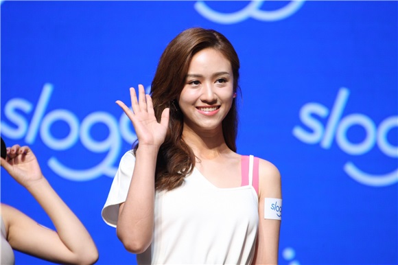 宪哥女儿SANDY发表内衣记者会