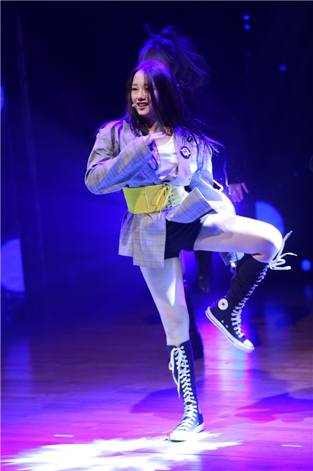 Kriesha Tiu办出道showcase 展华丽舞台表现力