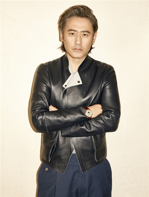 吴秀波玉面造型抢眼 深秋新款搭配显型男本色