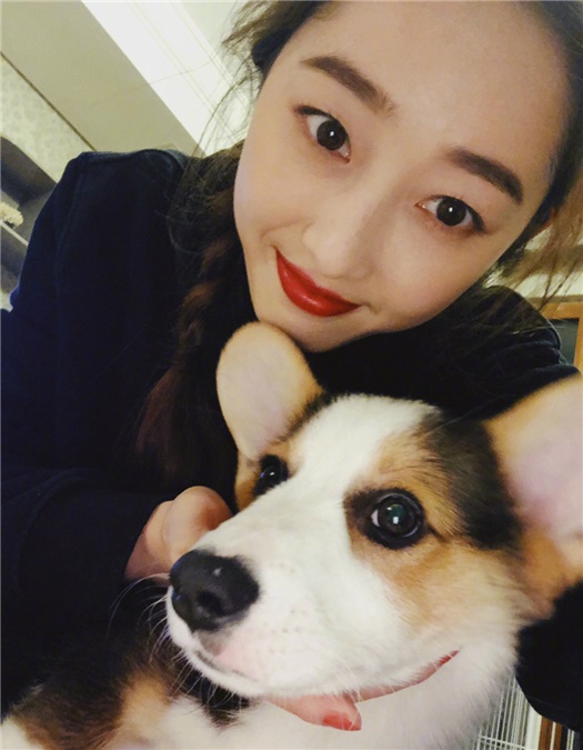 蒋梦婕晒萌宠合影感慨新年开工:收获满满知足常乐