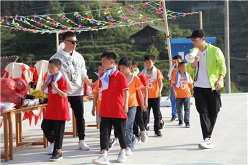 孩子们在孙红雷、王迅的带领下排好队