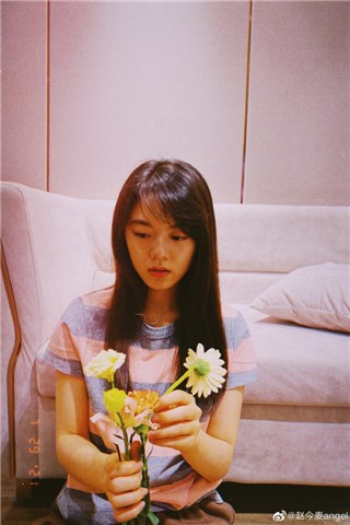 赵今麦晒夏日惬意居家照 长发披肩气质清新甜美