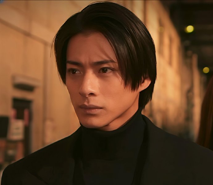 日本男星巴黎看秀遭 “折磨”！被《雷神 4》男演员体味熏到捂鼻子