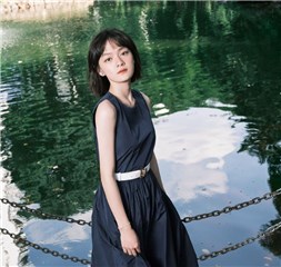 文淇优雅连衣裙伫立在绿林间  灵动少女文艺又清新
