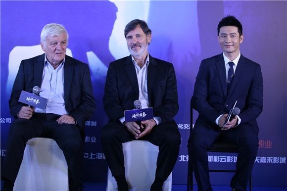 《地球四季》首映礼纪录片大师雅克·贝汉亮相 黄晓明现身配音片酬全捐