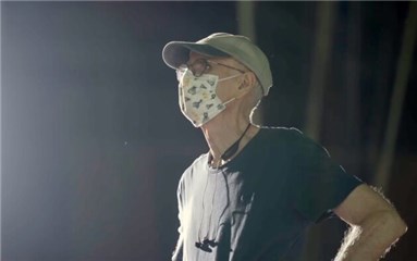约翰٠帕特里克٠休斯在拍摄现场