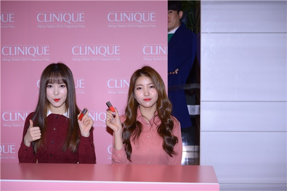 Clinique举办签名会 GFriend集体清纯亮相