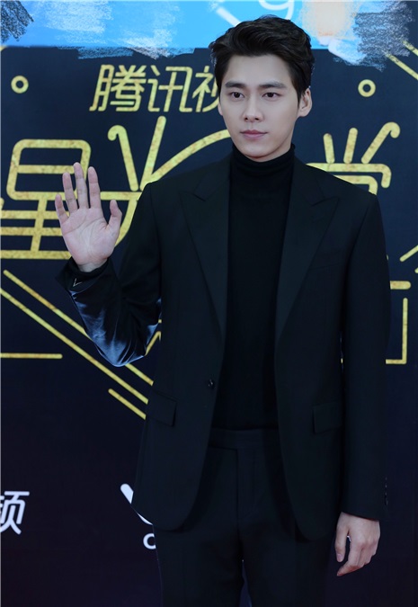李易峰化身「黑夜王子」 连获两项大奖感恩粉丝