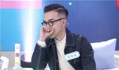 男嘉宾感动落泪