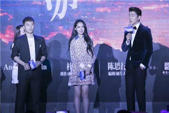 Bigbang成员胜利致歉火车事件 郭碧婷碎花裙小清新