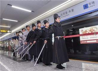 调整队形 安检 准备进入地铁线路