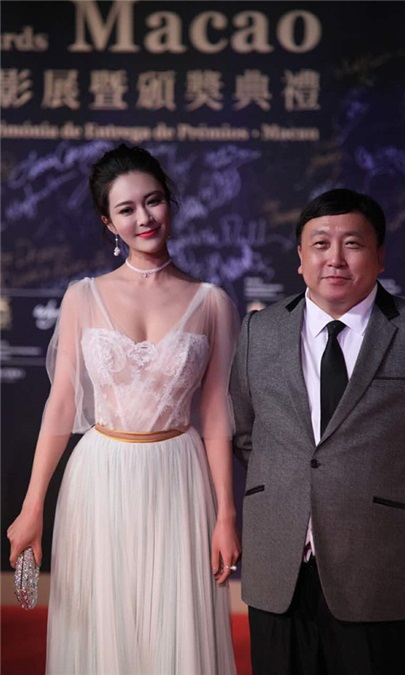 第一晶女郎红毯时尚力MAX 胡然「靓」相澳门国际影展